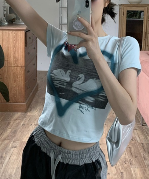 by muni:r(バイ ムニール)の「ストリートハートプリントクロップドTシャツ(Tシャツ/カットソー・レディース・ホワイト/ブルー・FREE)」の13枚目の写真
