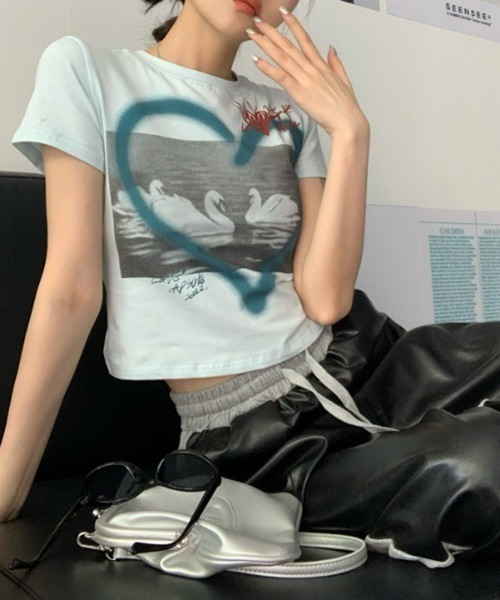 by muni:r(バイ ムニール)の「ストリートハートプリントクロップドTシャツ(Tシャツ/カットソー・レディース・ホワイト/ブルー・FREE)」の15枚目の写真