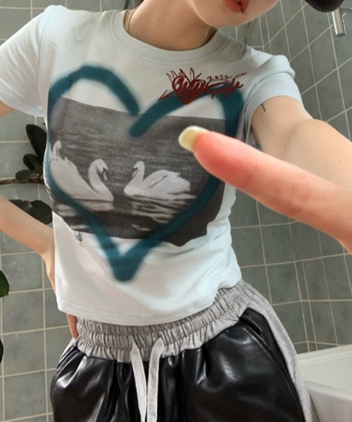 by muni:r(バイ ムニール)の「ストリートハートプリントクロップドTシャツ(Tシャツ/カットソー・レディース・ホワイト/ブルー・FREE)」の16枚目の写真