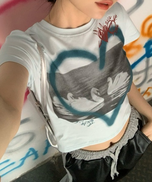 by muni:r(バイ ムニール)の「ストリートハートプリントクロップドTシャツ(Tシャツ/カットソー・レディース・ホワイト/ブルー・FREE)」の22枚目の写真