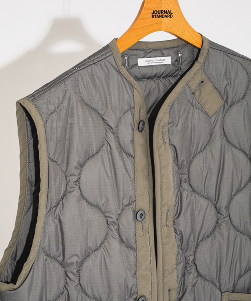 JOURNAL STANDARD（ジャーナルスタンダード）の「M65 カラーライナー キルティング ベスト（ミリタリージャケット・メンズ・ブラック/グレー/カーキ・LARGE/MEDIUM）」の14枚目の写真