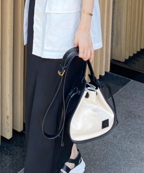 one after another NICE CLAUP（ワンアフターアナザーナイスクラップ）の「サイド巾着ショルダーBAG（ショルダーバッグ・レディース・ブラック/ベージュ/キャメル・FREE）」の2枚目の写真