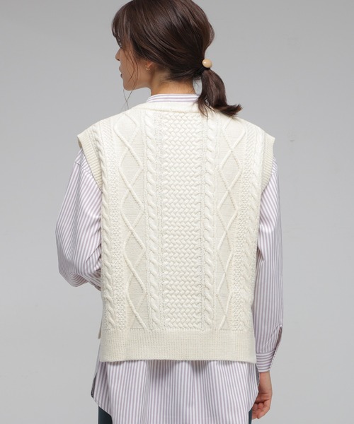 Honeys（ハニーズ）の「ケーブル編ニットベスト（ベスト・レディース・ベージュ/ブラウン/アイボリー/ブルー系その他/ダークオレンジ・LL/M/L）」の12枚目の写真