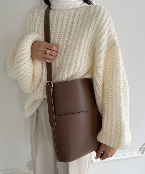 wears(ウェアーズ)の「【A4収納可】PUバケツショルダーバッグ(ショルダーバッグ・レディース・ブラウン/ブラック/ダークブラウン/グレイッシュベージュ/クリーム・FREE)」の3枚目の写真