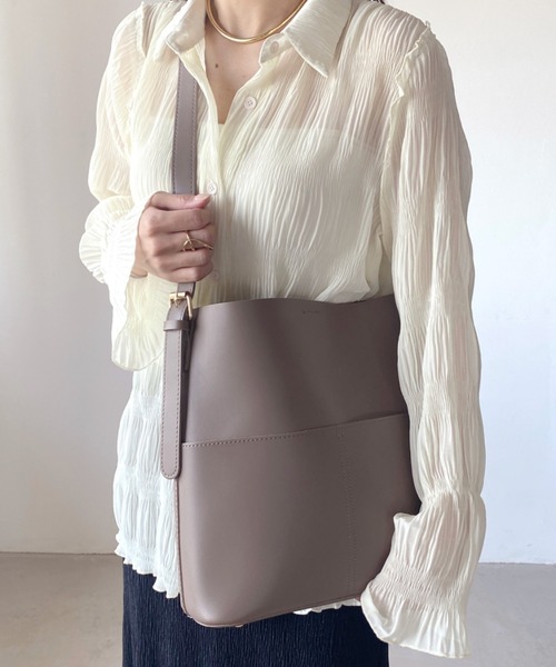 wears(ウェアーズ)の「【A4収納可】PUバケツショルダーバッグ(ショルダーバッグ・レディース・ブラウン/ブラック/ダークブラウン/グレイッシュベージュ/クリーム・FREE)」の5枚目の写真