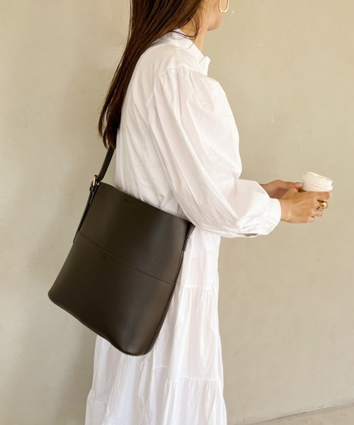 wears(ウェアーズ)の「【A4収納可】PUバケツショルダーバッグ(ショルダーバッグ・レディース・ブラウン/ブラック/ダークブラウン/グレイッシュベージュ/クリーム・FREE)」の7枚目の写真