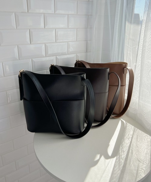 wears(ウェアーズ)の「【A4収納可】PUバケツショルダーバッグ(ショルダーバッグ・レディース・ブラウン/ブラック/ダークブラウン/グレイッシュベージュ/クリーム・FREE)」の11枚目の写真