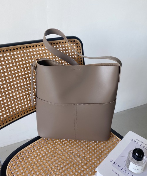 wears(ウェアーズ)の「【A4収納可】PUバケツショルダーバッグ(ショルダーバッグ・レディース・ブラウン/ブラック/ダークブラウン/グレイッシュベージュ/クリーム・FREE)」の14枚目の写真