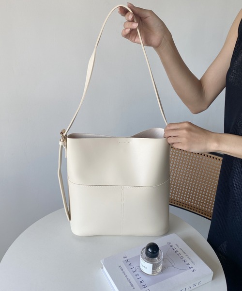 wears(ウェアーズ)の「【A4収納可】PUバケツショルダーバッグ(ショルダーバッグ・レディース・ブラウン/ブラック/ダークブラウン/グレイッシュベージュ/クリーム・FREE)」の20枚目の写真