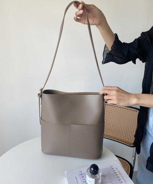 wears(ウェアーズ)の「【A4収納可】PUバケツショルダーバッグ(ショルダーバッグ・レディース・ブラウン/ブラック/ダークブラウン/グレイッシュベージュ/クリーム・FREE)」の12枚目の写真