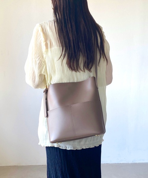 wears(ウェアーズ)の「【A4収納可】PUバケツショルダーバッグ(ショルダーバッグ・レディース・ブラウン/ブラック/ダークブラウン/グレイッシュベージュ/クリーム・FREE)」の17枚目の写真