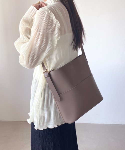 wears(ウェアーズ)の「【A4収納可】PUバケツショルダーバッグ(ショルダーバッグ・レディース・ブラウン/ブラック/ダークブラウン/グレイッシュベージュ/クリーム・FREE)」の16枚目の写真
