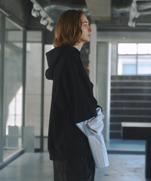 DOOPZ（ドープス）の「レイヤードスリーブフーディー（パーカー・メンズ・グレイッシュベージュ/ブラック・SMALL/MEDIUM/LARGE）」の20枚目の写真