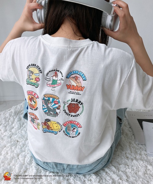 AS KNOW AS plus（アズノゥアズプラス）の「○アクリルキーホルダー付き トムとジェリー 刺繍Ｔシャツ 【TOM and JERRY/トムとジェリー】（Tシャツ/カットソー・レディース・スミクロ/イエロー/オフホワイト/クリアブルー/チャコール/オートミール/ブルー/ホワイト/ホワイト系/アイボリー系/グレー系/サックスブルー系/ブラック系4/アイボリー系4/ホワイト系4/ダークグリーン系4/サックスブルー系5/ブラック系5/アイボリー系5/ホワイト系5・FREE）」の4枚目の写真
