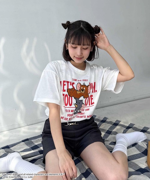 AS KNOW AS plus（アズノゥアズプラス）の「○アクリルキーホルダー付き トムとジェリー 刺繍Ｔシャツ 【TOM and JERRY/トムとジェリー】（Tシャツ/カットソー・レディース・スミクロ/イエロー/オフホワイト/クリアブルー/チャコール/オートミール/ブルー/ホワイト/ホワイト系/アイボリー系/グレー系/サックスブルー系/ブラック系4/アイボリー系4/ホワイト系4/ダークグリーン系4/サックスブルー系5/ブラック系5/アイボリー系5/ホワイト系5/ホワイト系7/ホワイト系6/アイボリー系6/ダークグリーン系7/ブラック系6/ネイビー系6・FREE）」の7枚目の写真
