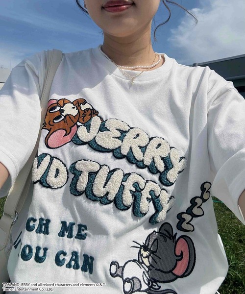 AS KNOW AS plus(アズノゥアズプラス)の「○トムとジェリー 刺繍Tシャツ 【TOM and JERRY/トムとジェリー】(アクリルキーホルダー付き )(Tシャツ/カットソー・レディース・スミクロ/イエロー/オフホワイト/クリアブルー/チャコール/オートミール/ブルー/ホワイト/ホワイト系/アイボリー系/グレー系/サックスブルー系/ブラック系4/アイボリー系4/ホワイト系4/ダークグリーン系4/サックスブルー系5/ブラック系5/アイボリー系5/ホワイト系5/ホワイト系7/ホワイト系6/アイボリー系6/ダークグリーン系7/ブラック系6/ネイビー系6/ブラック系8/ホワイト系8/ダークグリーン系8/アイボリー系8/アイボリー系9/ホワイト系9/ブラック系9/ネイビー系9・FREE)」の9枚目の写真