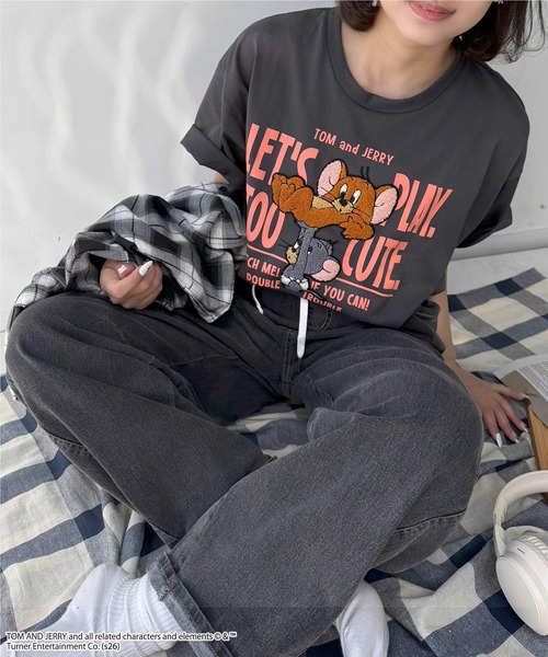 AS KNOW AS plus（アズノゥアズプラス）の「○アクリルキーホルダー付き トムとジェリー 刺繍Ｔシャツ 【TOM and JERRY/トムとジェリー】（Tシャツ/カットソー・レディース・スミクロ/イエロー/オフホワイト/クリアブルー/チャコール/オートミール/ブルー/ホワイト/ホワイト系/アイボリー系/グレー系/サックスブルー系/ブラック系4/アイボリー系4/ホワイト系4/ダークグリーン系4/サックスブルー系5/ブラック系5/アイボリー系5/ホワイト系5/ホワイト系7/ホワイト系6/アイボリー系6/ダークグリーン系7/ブラック系6/ネイビー系6・FREE）」の12枚目の写真