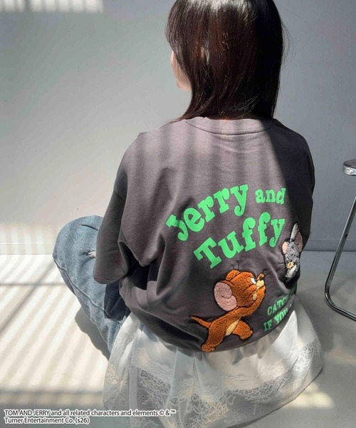 AS KNOW AS plus(アズノゥアズプラス)の「○トムとジェリー 刺繍Tシャツ 【TOM and JERRY/トムとジェリー】(アクリルキーホルダー付き )(Tシャツ/カットソー・レディース・スミクロ/イエロー/オフホワイト/クリアブルー/チャコール/オートミール/ブルー/ホワイト/ホワイト系/アイボリー系/グレー系/サックスブルー系/ブラック系4/アイボリー系4/ホワイト系4/ダークグリーン系4/サックスブルー系5/ブラック系5/アイボリー系5/ホワイト系5/ホワイト系7/ホワイト系6/アイボリー系6/ダークグリーン系7/ブラック系6/ネイビー系6/ブラック系8/ホワイト系8/ダークグリーン系8/アイボリー系8/アイボリー系9/ホワイト系9/ブラック系9/ネイビー系9・FREE)」の16枚目の写真