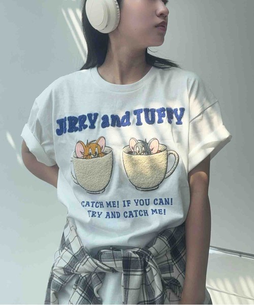 AS KNOW AS plus(アズノゥアズプラス)の「○トムとジェリー 刺繍Tシャツ 【TOM and JERRY/トムとジェリー】(アクリルキーホルダー付き )(Tシャツ/カットソー・レディース・スミクロ/イエロー/オフホワイト/クリアブルー/チャコール/オートミール/ブルー/ホワイト/ホワイト系/アイボリー系/グレー系/サックスブルー系/ブラック系4/アイボリー系4/ホワイト系4/ダークグリーン系4/サックスブルー系5/ブラック系5/アイボリー系5/ホワイト系5/ホワイト系7/ホワイト系6/アイボリー系6/ダークグリーン系7/ブラック系6/ネイビー系6/ブラック系8/ホワイト系8/ダークグリーン系8/アイボリー系8/アイボリー系9/ホワイト系9/ブラック系9/ネイビー系9/ホワイト系その他/グレー系その他/ベージュ系その他/ピンク系その他/ベージュ系その他2/グレー系その他2/グリーン系その他2/ホワイト系その他2/グレー系その他3/ホワイト系その他3/ブルー系その他3/ベージュ系その他3・FREE)」の6枚目の写真