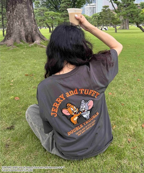 AS KNOW AS plus(アズノゥアズプラス)の「○トムとジェリー 刺繍Tシャツ 【TOM and JERRY/トムとジェリー】(アクリルキーホルダー付き )(Tシャツ/カットソー・レディース・スミクロ/イエロー/オフホワイト/クリアブルー/チャコール/オートミール/ブルー/ホワイト/ホワイト系/アイボリー系/グレー系/サックスブルー系/ブラック系4/アイボリー系4/ホワイト系4/ダークグリーン系4/サックスブルー系5/ブラック系5/アイボリー系5/ホワイト系5/ホワイト系7/ホワイト系6/アイボリー系6/ダークグリーン系7/ブラック系6/ネイビー系6/ブラック系8/ホワイト系8/ダークグリーン系8/アイボリー系8/アイボリー系9/ホワイト系9/ブラック系9/ネイビー系9/ホワイト系その他/グレー系その他/ベージュ系その他/ピンク系その他/ベージュ系その他2/グレー系その他2/グリーン系その他2/ホワイト系その他2/グレー系その他3/ホワイト系その他3/ブルー系その他3/ベージュ系その他3・FREE)」の22枚目の写真