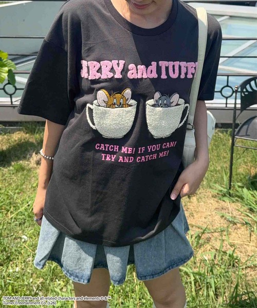 AS KNOW AS plus(アズノゥアズプラス)の「○トムとジェリー 刺繍Tシャツ 【TOM and JERRY/トムとジェリー】(アクリルキーホルダー付き )(Tシャツ/カットソー・レディース・スミクロ/イエロー/オフホワイト/クリアブルー/チャコール/オートミール/ブルー/ホワイト/ホワイト系/アイボリー系/グレー系/サックスブルー系/ブラック系4/アイボリー系4/ホワイト系4/ダークグリーン系4/サックスブルー系5/ブラック系5/アイボリー系5/ホワイト系5/ホワイト系7/ホワイト系6/アイボリー系6/ダークグリーン系7/ブラック系6/ネイビー系6/ブラック系8/ホワイト系8/ダークグリーン系8/アイボリー系8/アイボリー系9/ホワイト系9/ブラック系9/ネイビー系9/ホワイト系その他/グレー系その他/ベージュ系その他/ピンク系その他/ベージュ系その他2/グレー系その他2/グリーン系その他2/ホワイト系その他2/グレー系その他3/ホワイト系その他3/ブルー系その他3/ベージュ系その他3・FREE)」の22枚目の写真
