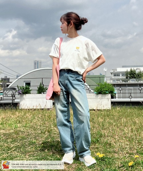 AS KNOW AS plus（アズノゥアズプラス）の「○アクリルキーホルダー付き トムとジェリー 刺繍Ｔシャツ 【TOM and JERRY/トムとジェリー】（Tシャツ/カットソー・レディース・スミクロ/イエロー/オフホワイト/クリアブルー/チャコール/オートミール/ブルー/ホワイト/ホワイト系/アイボリー系/グレー系/サックスブルー系/ブラック系4/アイボリー系4/ホワイト系4/ダークグリーン系4/サックスブルー系5/ブラック系5/アイボリー系5/ホワイト系5・FREE）」の22枚目の写真