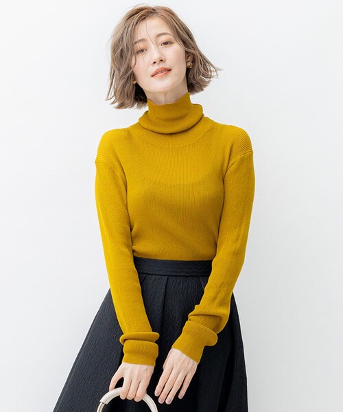 23区（ニジュウサンク）の「【SLOW/一部店舗限定】シアーリブ タートルネックニット（ニット/セーター・レディース・黄土色系/ブラック系/アイボリー系・38/40）」の2枚目の写真