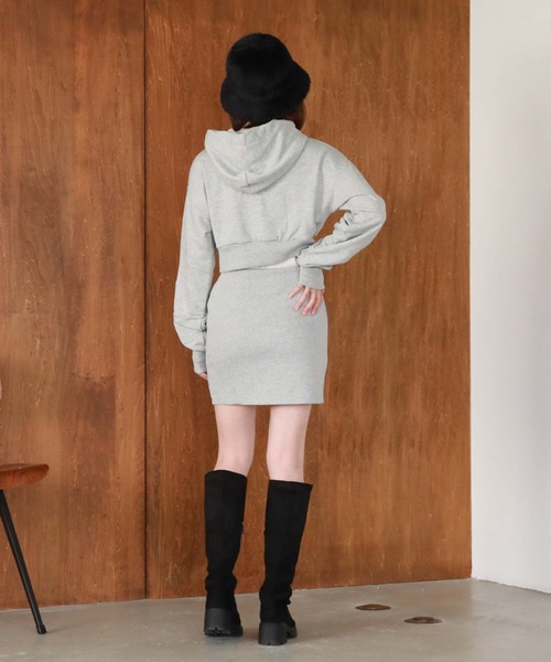 archives(アルシーヴ)の「ロゴ刺繍ショートzipパーカー(パーカー・レディース・グレー/オフホワイト/ブラック・MEDIUM)」の17枚目の写真