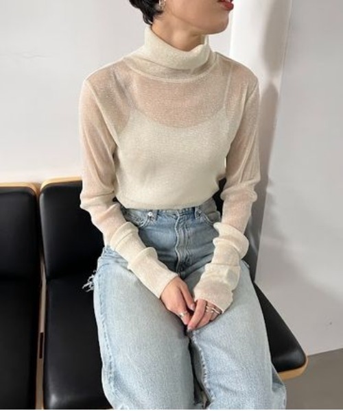 LOWRYS FARM（ローリーズファーム）の「ラメオフタートルロングスリーブ　984581（Tシャツ/カットソー・レディース・アイボリー/ブラック/ブルー/シルバー・FREE）」の2枚目の写真