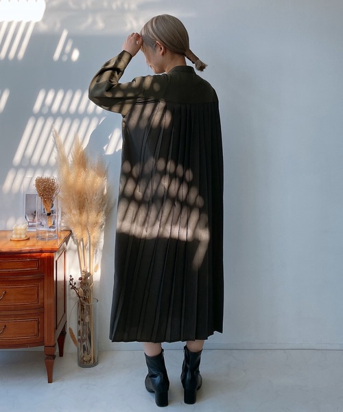 AS KNOW AS plus（アズノゥアズプラス）の「☆プリーツ切り替えシャツワンピ―ス（ワンピース・レディース・ブラック/イエロー系/カーキ・FREE）」の2枚目の写真
