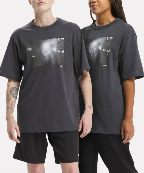 Reebok(リーボック)の「ヒューマンライツナウ ヒップホップ フォトTシャツ / HUMAN RIGHTS NOW HIP HOP PHOTO TEE(Tシャツ/カットソー・メンズ・チャコールグレー/オフホワイト・MEDIUM/SMALL/XX-LARGE/X-LARGE/X-SMALL/LARGE)」の2枚目の写真