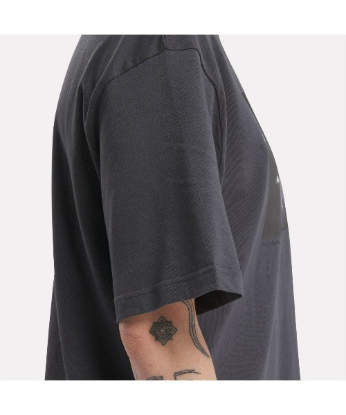 Reebok(リーボック)の「ヒューマンライツナウ ヒップホップ フォトTシャツ / HUMAN RIGHTS NOW HIP HOP PHOTO TEE(Tシャツ/カットソー・メンズ・チャコールグレー/オフホワイト・MEDIUM/SMALL/XX-LARGE/X-LARGE/X-SMALL/LARGE)」の7枚目の写真