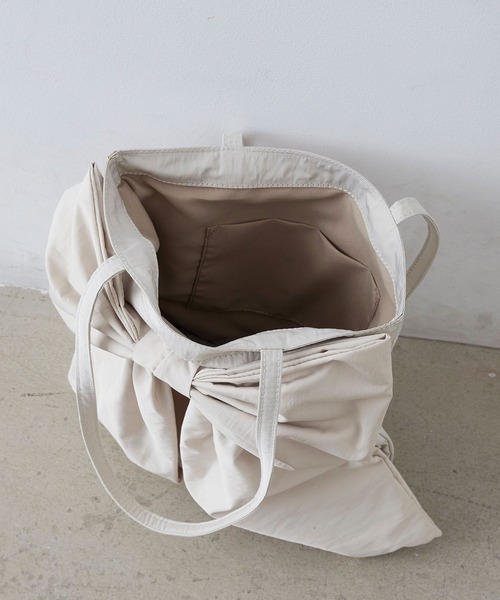EFOLE(エフォル)の「Big ribbon totebag / ビッグ リボン トート バッグ(トートバッグ・レディース・ブラック/オフホワイト・FREE)」の6枚目の写真