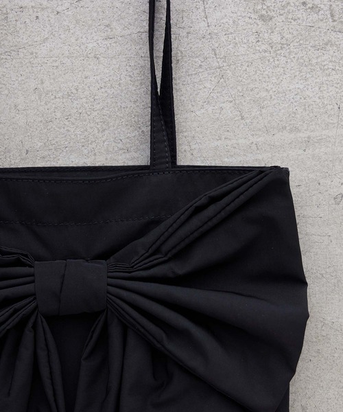 EFOLE(エフォル)の「Big ribbon totebag / ビッグ リボン トート バッグ(トートバッグ・レディース・ブラック/オフホワイト・FREE)」の4枚目の写真