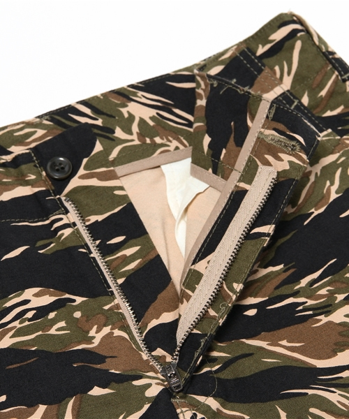 SHIPS JET BLUE(シップスジェットブルー)の「SHIPS JET BLUE(シップス ジェットブルー): NEWテーパードチノパンツ【迷彩】(その他パンツ・メンズ・ダークグリーン/ライトオリーブ・SMALL/LARGE/MEDIUM)」の10枚目の写真