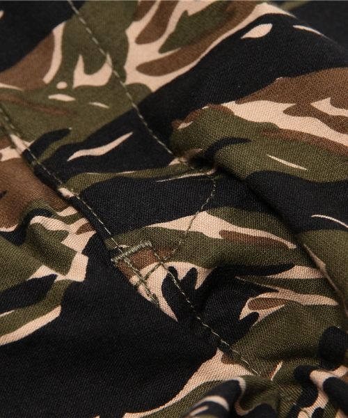 SHIPS JET BLUE(シップスジェットブルー)の「SHIPS JET BLUE(シップス ジェットブルー): NEWテーパードチノパンツ【迷彩】(その他パンツ・メンズ・ダークグリーン/ライトオリーブ・SMALL/LARGE/MEDIUM)」の12枚目の写真