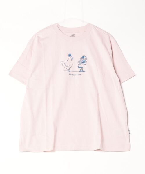 NEW BALANCE(ニューバランス)の「ニューバランス New Balance リラックス ショートスリーブTシャツ_New Balance Chicken Or Shoe(Tシャツ/カットソー・レディース・ベビーピンク/サーモンピンク/ホワイト・S/M/L/XL)」の1枚目の写真