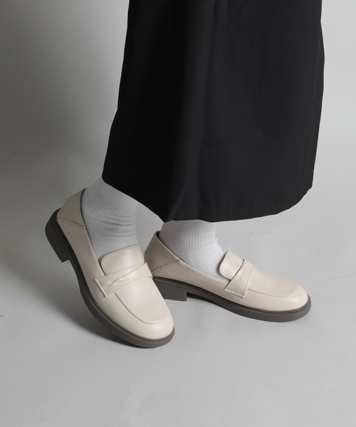 shoes365(シューズスリーシックスファイヴ)の「【shoes365】ミドルヒールローファー(ローファー・レディース・ブラック/オフホワイト・23.0cm/23.5cm/24.0cm/24.5cm/22.5cm/25.0cm)」の1枚目の写真