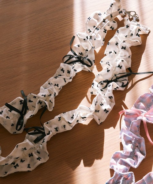 tiny tiny（ティニーティニー）の「ミニリボン付きショルダーストラップ[tiny tiny(ティニーティニー)]（スマホグッズ・レディース・ブラック/ピンク/グレー/レッド/レオパード/イエロー/ライトブルー/ホワイト/ブルー/レッド系その他/ベージュ/グリーン/桜/ブルー系その他/オフホワイト/ブラック系その他/ライトブラウン/レッド系その他2/アイボリー/イエロー系その他・0）」の2枚目の写真