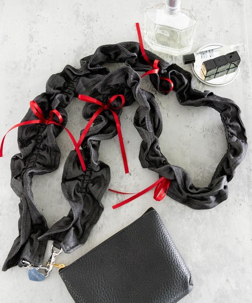 tiny tiny（ティニーティニー）の「ミニリボン付きショルダーストラップ[tiny tiny(ティニーティニー)]（スマホグッズ・レディース・ブラック/ピンク/グレー/レッド/レオパード/イエロー/ライトブルー/ホワイト/ブルー/レッド系その他/ベージュ/グリーン/桜/ブルー系その他/オフホワイト/ブラック系その他/ライトブラウン/レッド系その他2/アイボリー/イエロー系その他・0）」の4枚目の写真