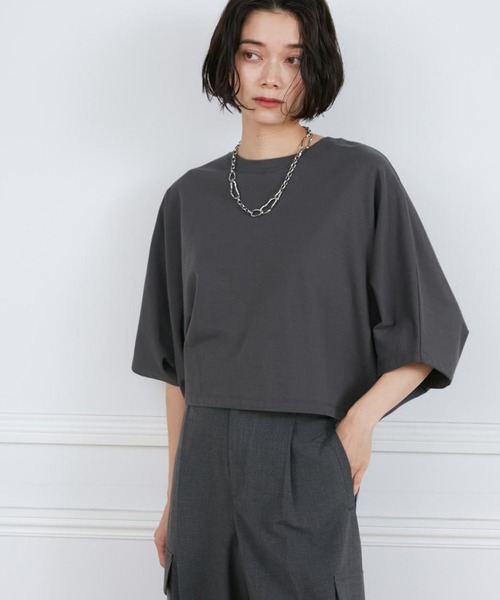 INED(イネド)の「ミニ裏毛クロップドトップス(Tシャツ/カットソー・レディース・スミクロ/オフホワイト/ブルーグレー・9号)」の2枚目の写真