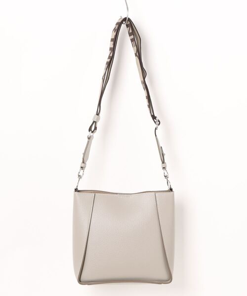 STELLA McCARTNEY(ステラマッカートニー)の「Stella Logo Grainy Alter Mat Shoulder Bag / ステラ ロゴ グレイン オルターマット ショルダーバッグ(ショルダーバッグ・レディース・ベージュ・ONE SIZE)」の4枚目の写真