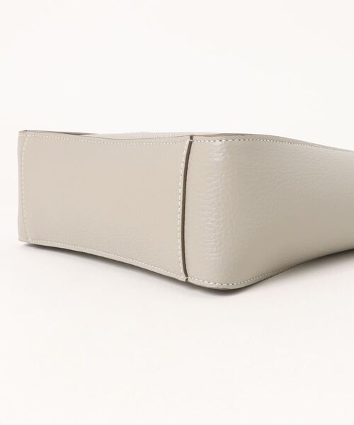 STELLA McCARTNEY(ステラマッカートニー)の「Stella Logo Grainy Alter Mat Shoulder Bag / ステラ ロゴ グレイン オルターマット ショルダーバッグ(ショルダーバッグ・レディース・ベージュ・ONE SIZE)」の5枚目の写真