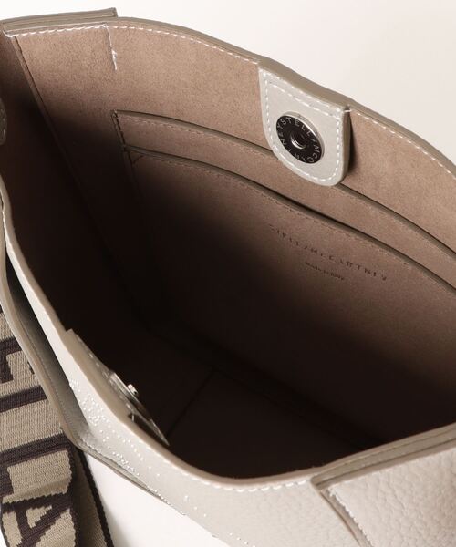 STELLA McCARTNEY(ステラマッカートニー)の「Stella Logo Grainy Alter Mat Shoulder Bag / ステラ ロゴ グレイン オルターマット ショルダーバッグ(ショルダーバッグ・レディース・ベージュ・ONE SIZE)」の6枚目の写真