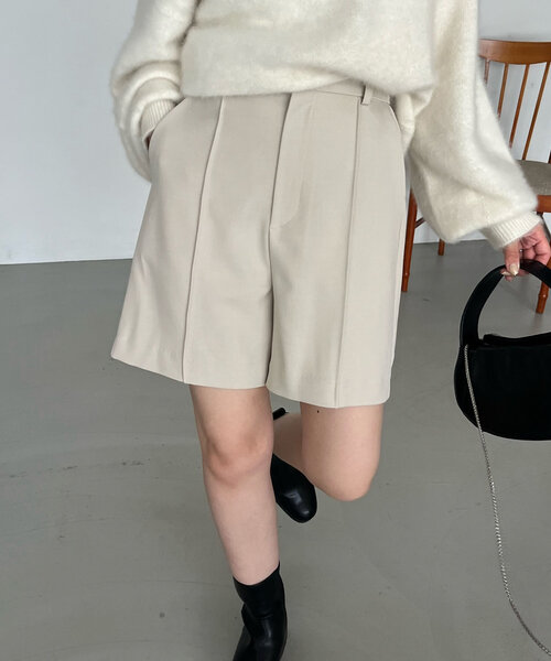 CAPRICIEUX LE'MAGE(カプリシューレマージュ)の「ピンタックショートパンツ(その他パンツ・レディース・ブラック/チャコールグレー/ホワイト系その他・38/36)」の2枚目の写真