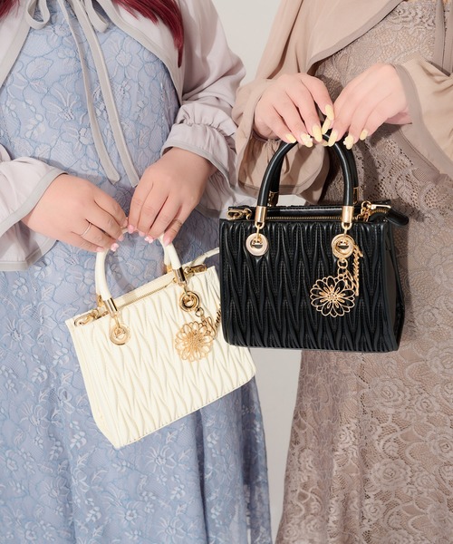 Louiosy(ルオシー)の「【大きいサイズ】チャーム付き2wayフェイクレザーバッグ(ショルダーバッグ・レディース・ブラック/アイボリー・FREE)」の8枚目の写真