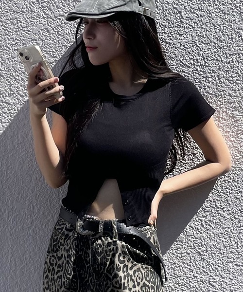 madrepadre(マドレパドレ)の「ボタンデザインショート丈ニットTシャツ(Tシャツ/カットソー・レディース・ブラック・FREE)」の1枚目の写真