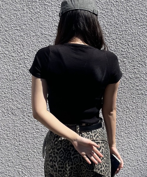 madrepadre(マドレパドレ)の「ボタンデザインショート丈ニットTシャツ(Tシャツ/カットソー・レディース・ブラック・FREE)」の6枚目の写真