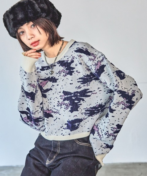 PAGEBOY（ページボーイ）の「アートパターンショートニット（ニット/セーター・レディース・オフホワイト/スカイブルー/ブラック・FREE）」の2枚目の写真