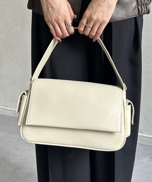 Thevon(ゼボン)の「サイドポケットフラップバッグ(ボストンバッグ・レディース・ブラック/グレイッシュベージュ/オフホワイト・FREE)」の2枚目の写真